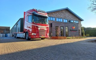 Vrachtwagen naast het bedrijfspand